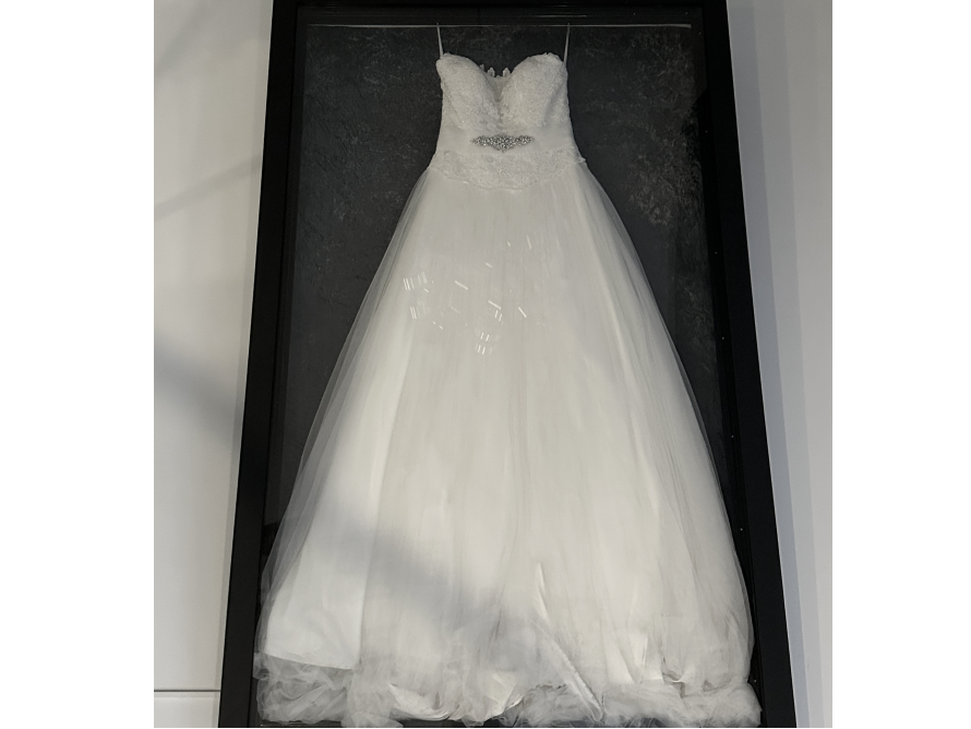 Weißes Brautkleid in Bilderrahmen