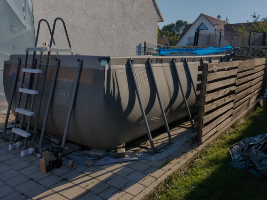 Aufgebauter Pool im Garten mit Leiter