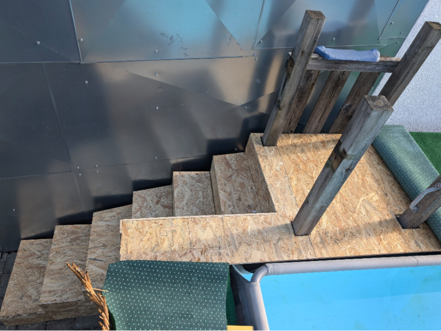 Holztreppe zu einem Pool