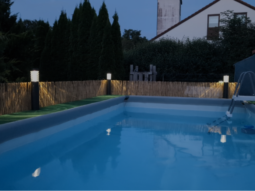 Pool mit Beleuchtung bei Nacht