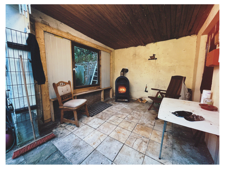 Gemütlicher Wintergarten mit Kaminofen