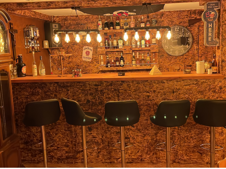 Rustikale Hausbar mit Barhockern