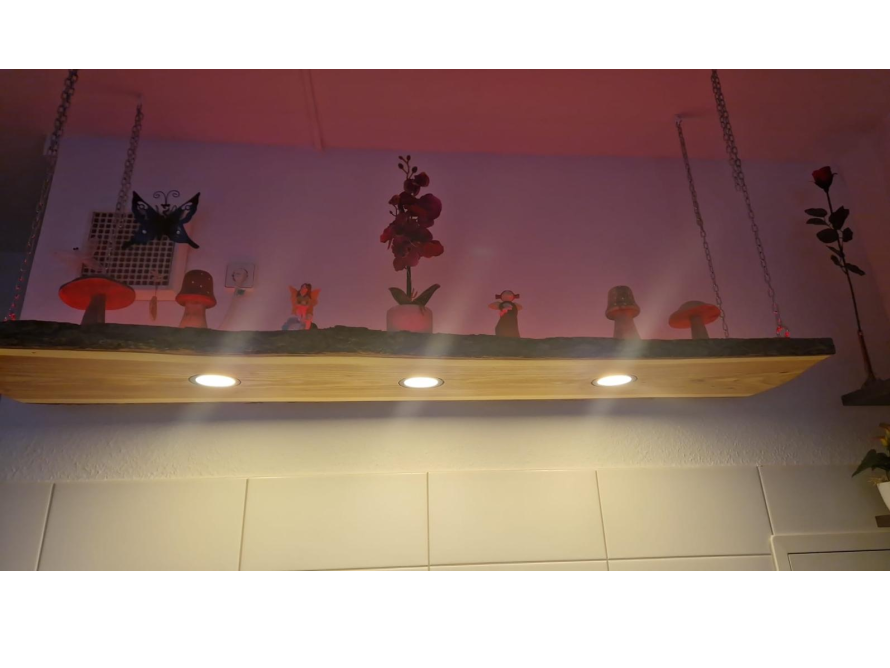 Hängeregal aus Holz mit Beleuchtung