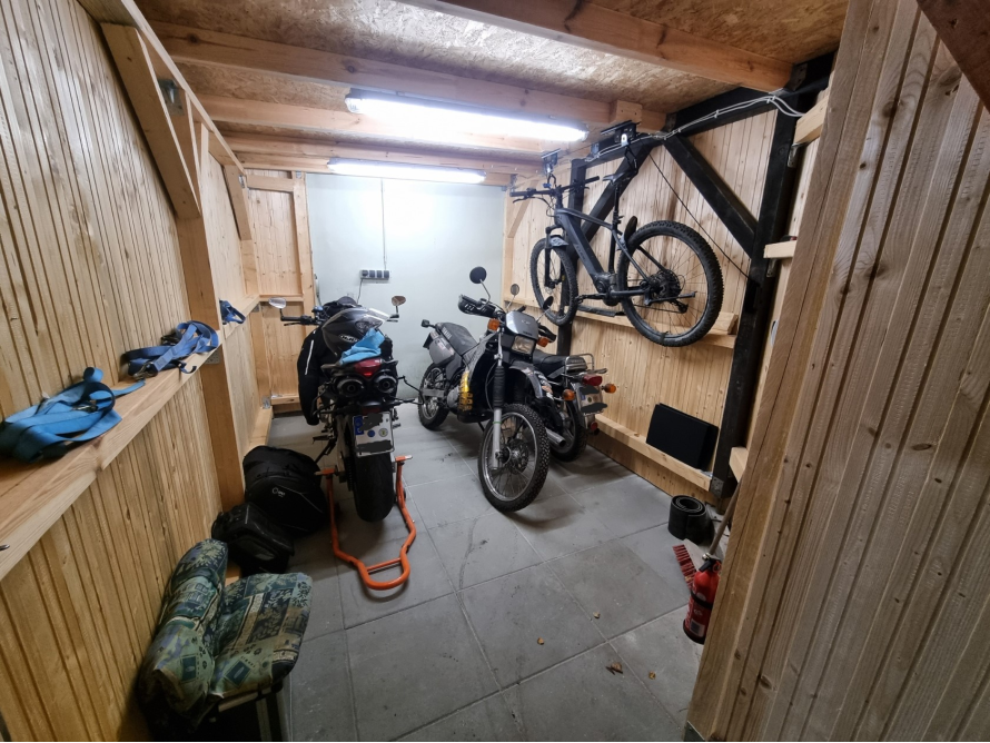 Motorräder und Fahrrad in Garage