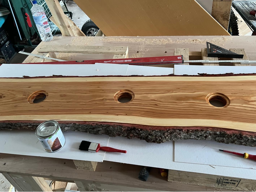 Holzplatte mit drei Löchern