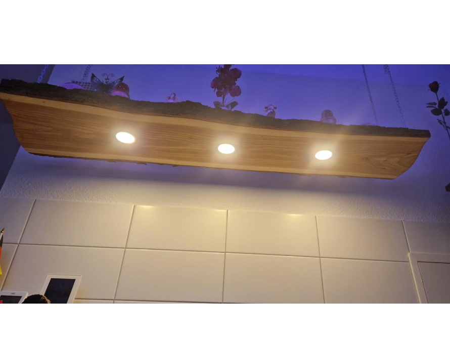 Holzregal mit Beleuchtung