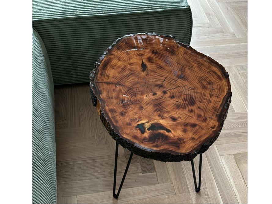 Tisch mit runder Holzplatte auf drei Beinen