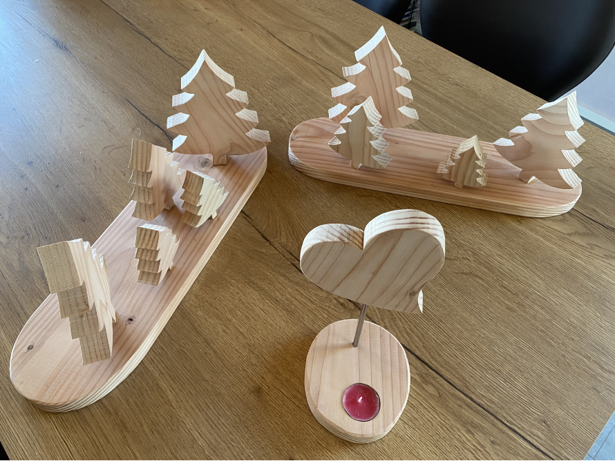 Weihnachtsdeko aus Holz mit Tannen und Herz