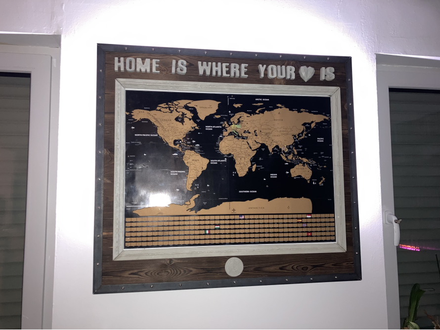 Gerahmte Weltkarte an der Wand