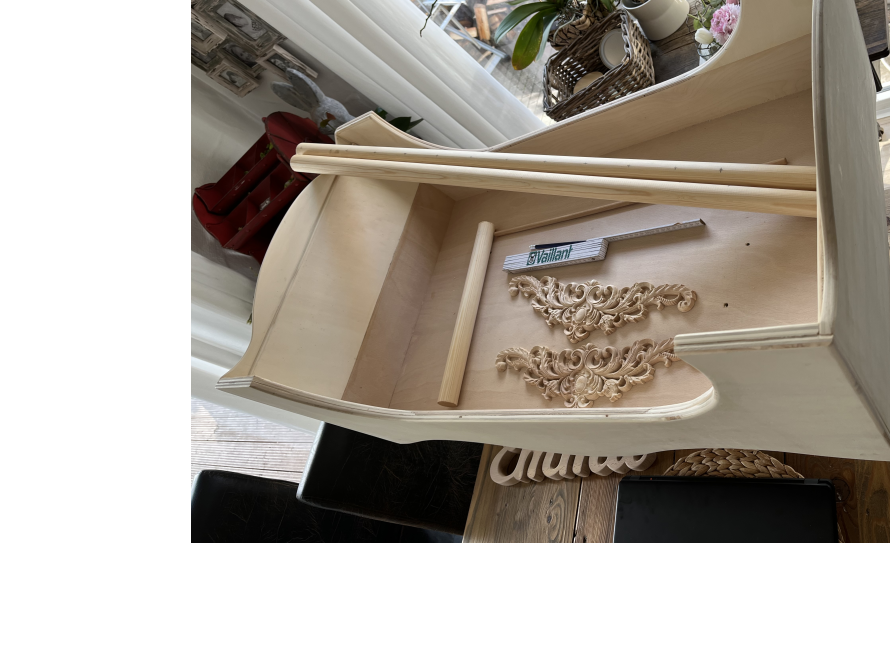 Holzrahmen mit Schnitzereien und Zollstock