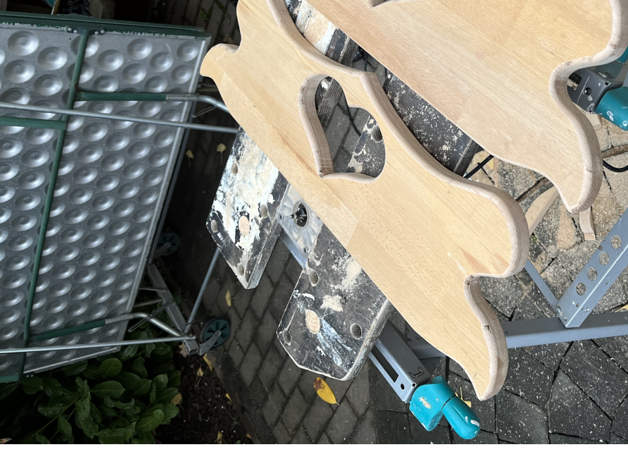 Zwei Holzbretter mit Herzform