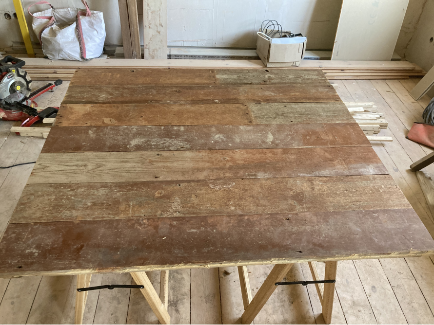 Tischplatte aus Altholz auf Böcken