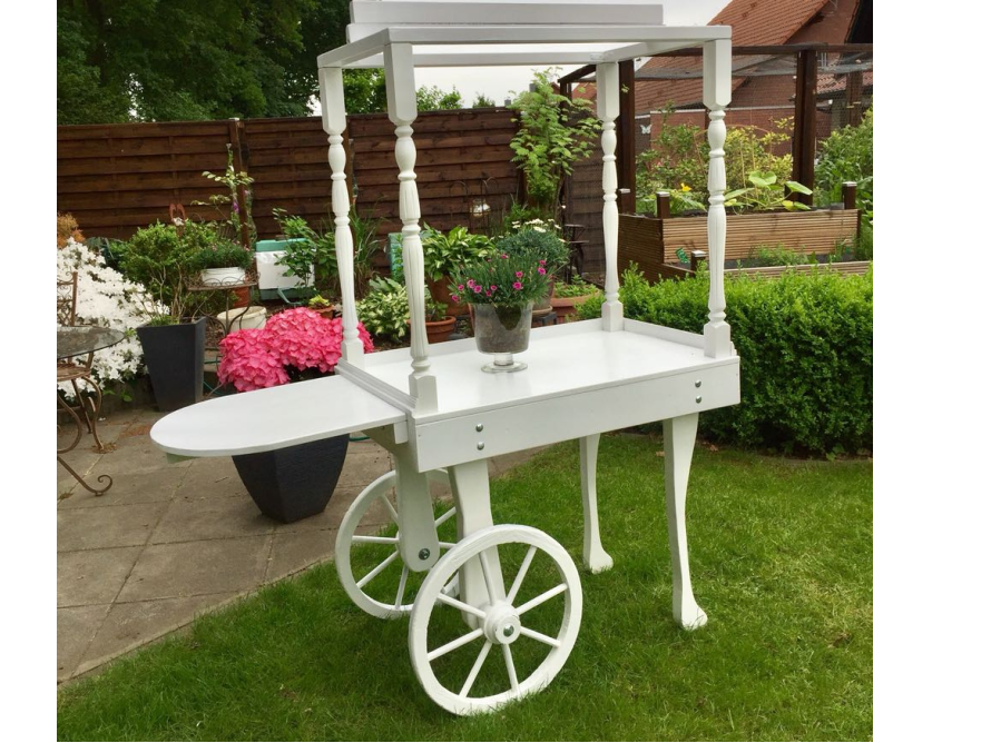 Weißer Holz-Verkaufsstand mit Baldachin