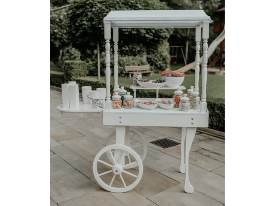 Weißer Süßigkeitenwagen mit Leckereien