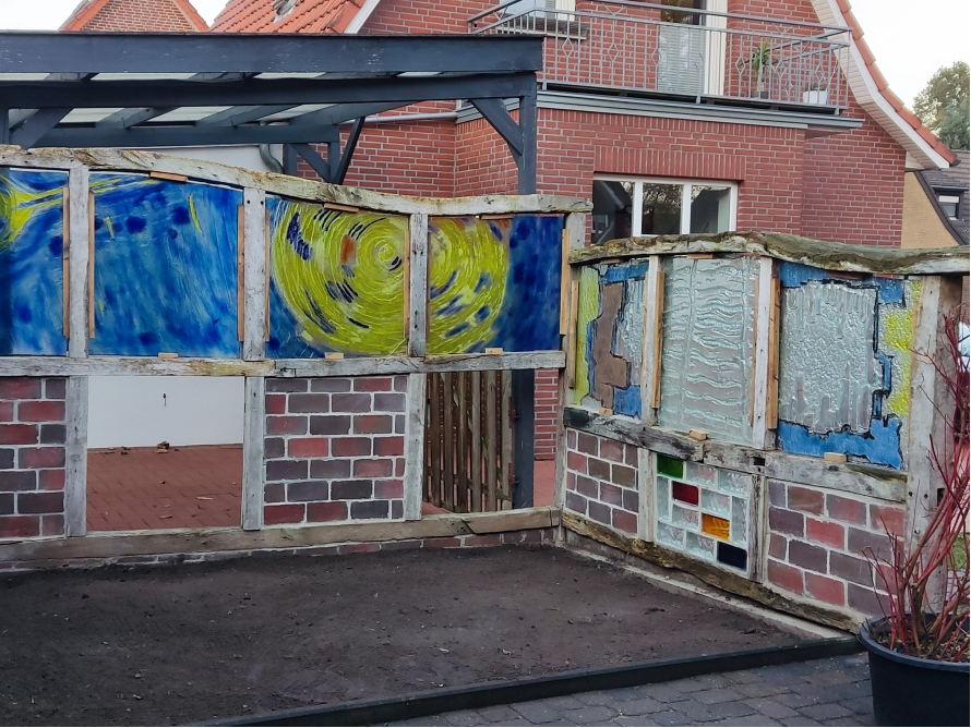 Bunter Sichtschutz aus Holz und Glas