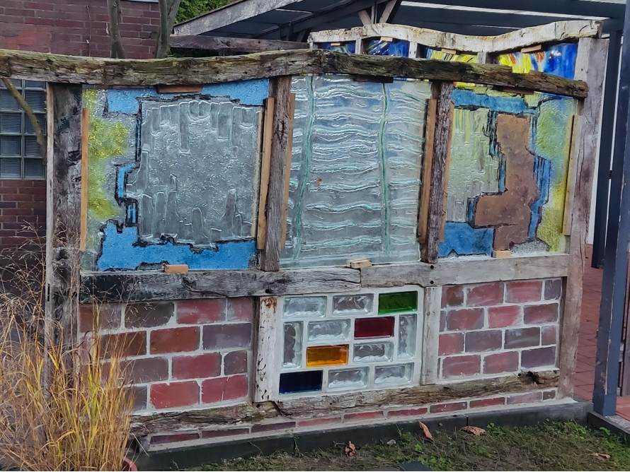 Wand aus Holz und Glasbausteinen