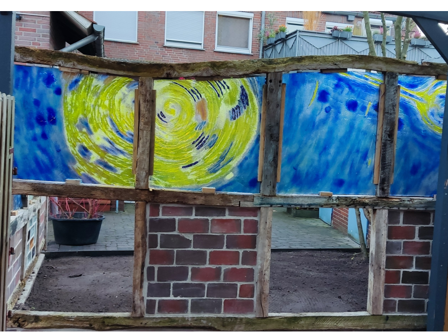 Buntes Glas in Holzrahmen