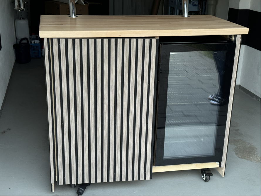 Mobile Theke mit Kühlschrank