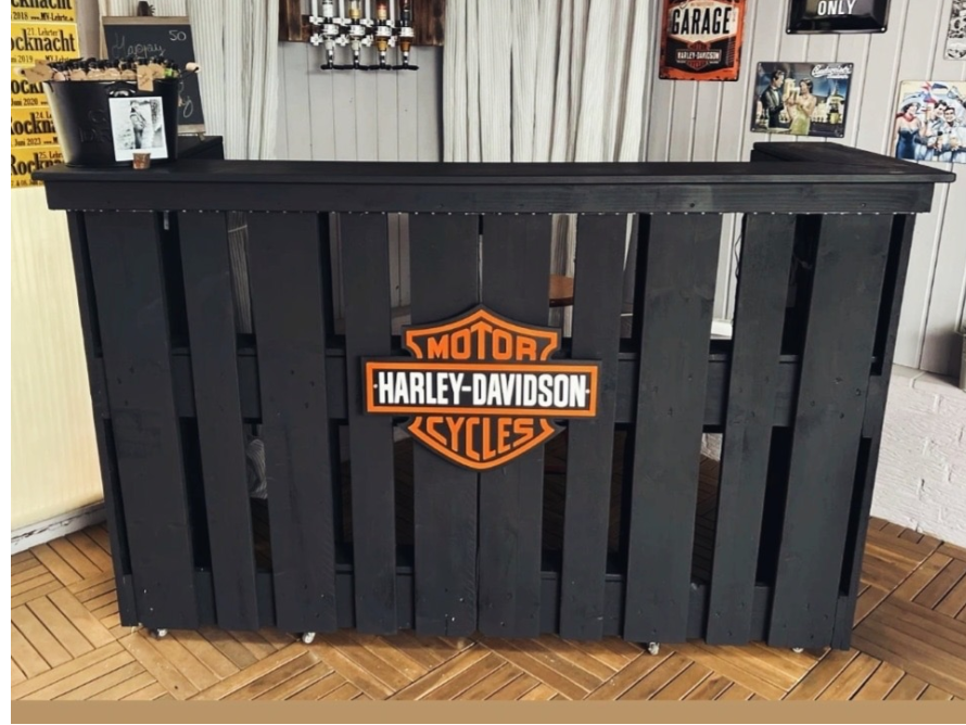 Eine Bar aus dunklem Holz