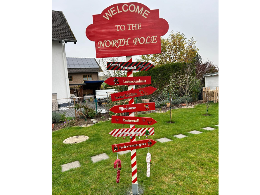 Weihnachtlicher Wegweiser im Garten