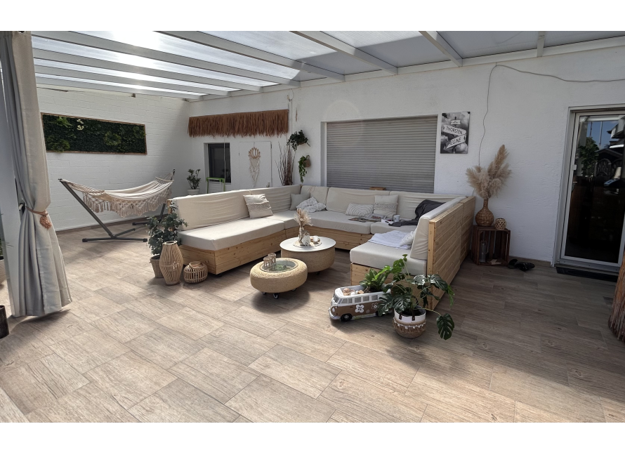 Gemütliche Lounge-Ecke auf einer Terrasse