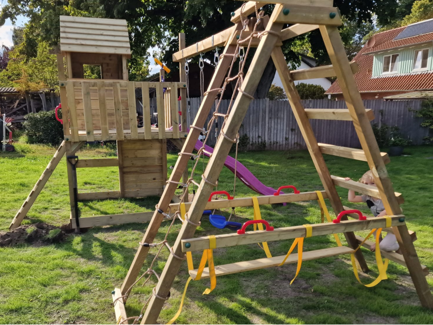 Holzspielplatz mit Rutsche und Klettergerüst