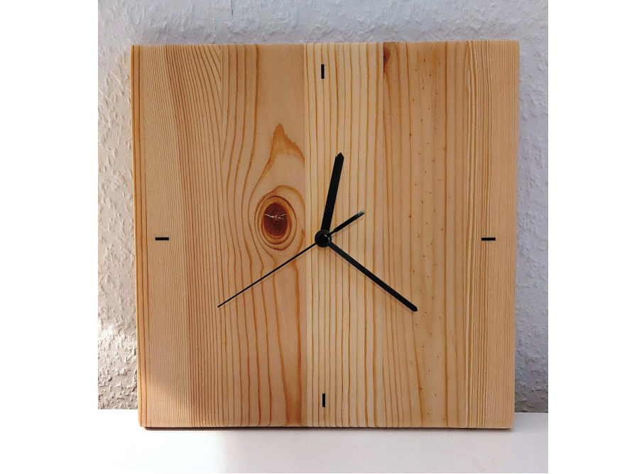 Holzwanduhr mit schwarzen Zeigern
