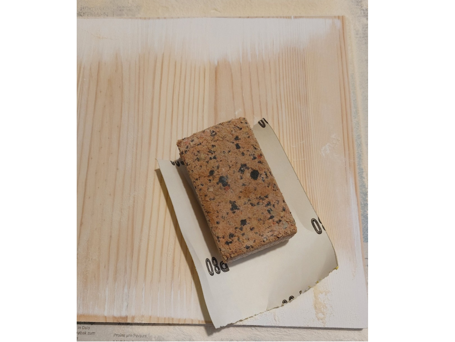 Schleifklotz auf Holzbrett