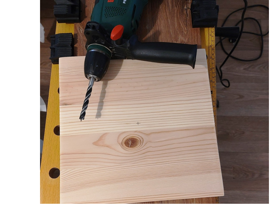 Bohrmaschine auf Holzbrett