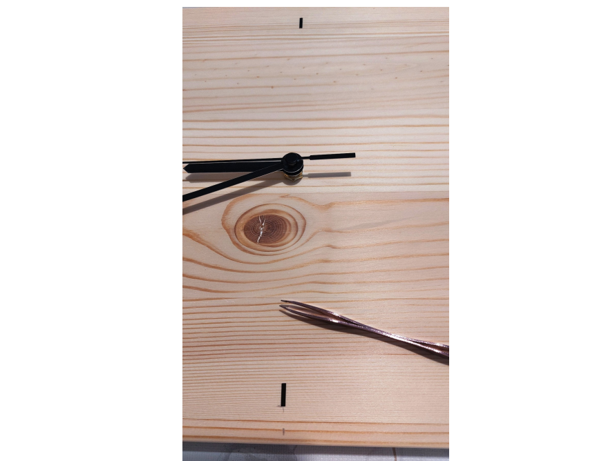 Holz mit Zeigern und einer Gabel