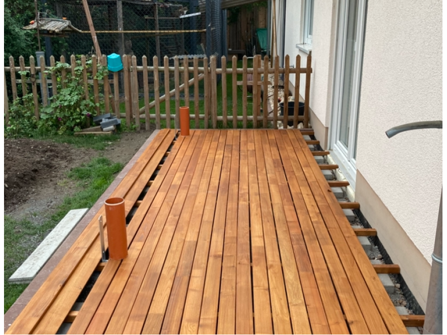 Holzterrasse im Bau
