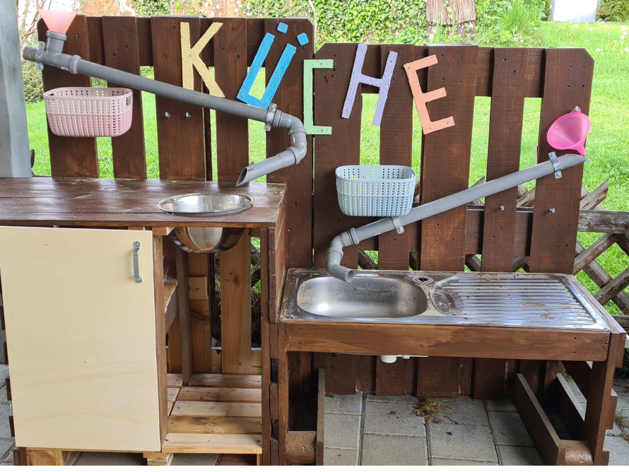 Spielküche im Garten aus Holz