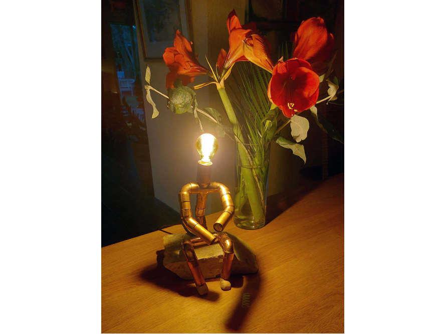 Skurrile Lampe in Form eines sitzenden Männchens