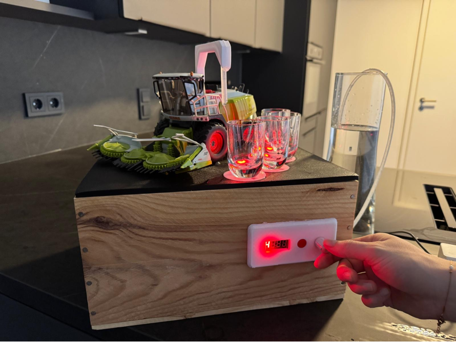 Person startet einen Countdown an einer Maschine