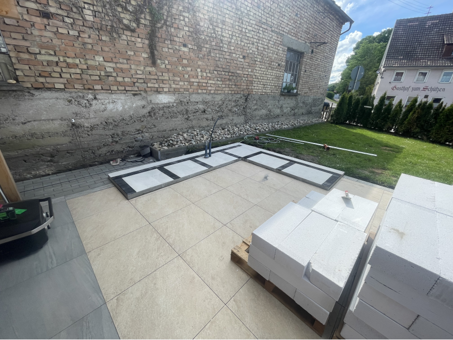 Terrasse mit Fliesen und Steinen