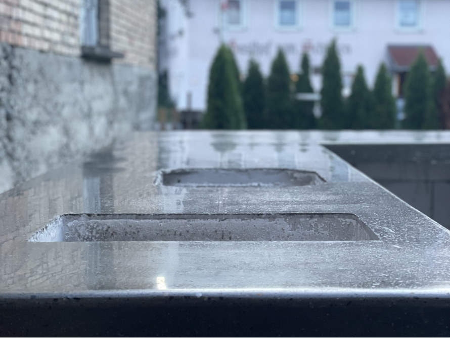 Nasse Betonplatte mit Aussparungen