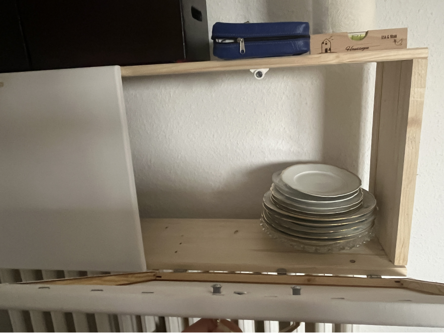 Holzregal mit Tellern