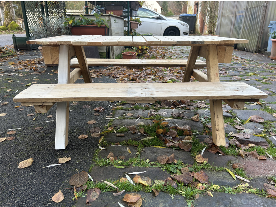Ein selbstgebauter Picknicktisch aus Holz.