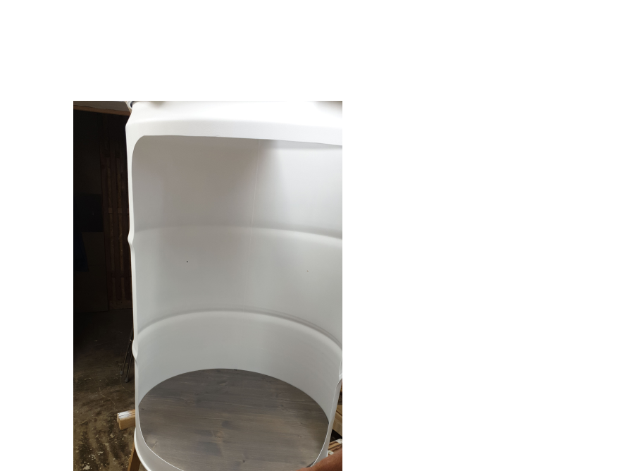 Runder weißer Innenraum mit Holzboden