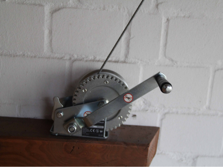 Handseilwinde an Wand montiert