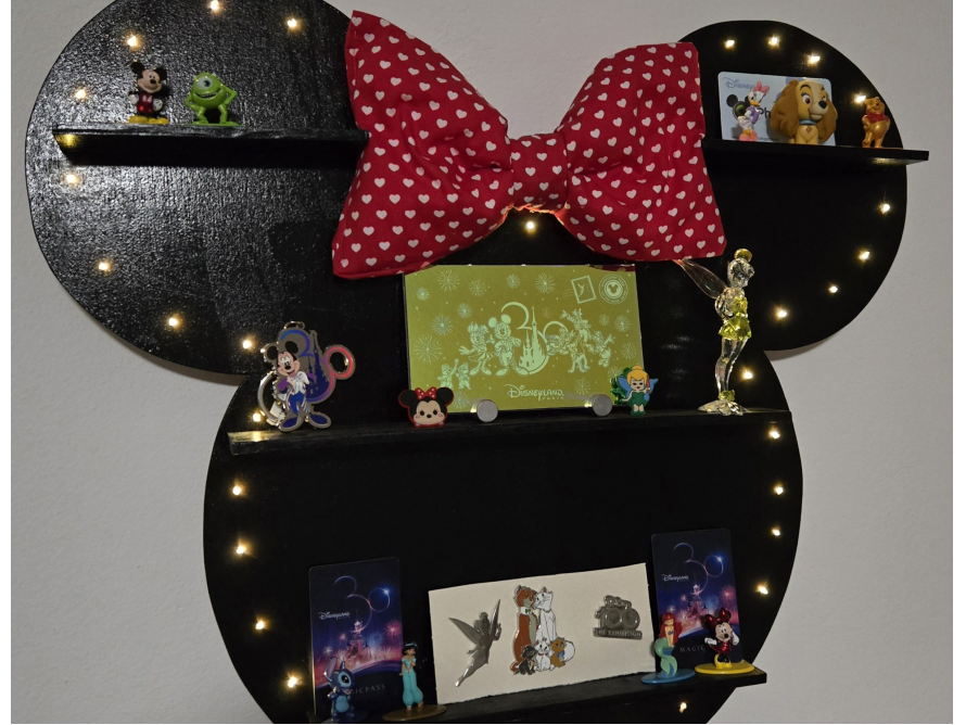 Wandregal in Form eines Kopfes mit Schleife