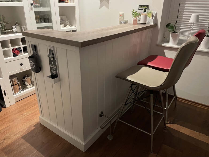 Hausbar mit zwei Barhockern