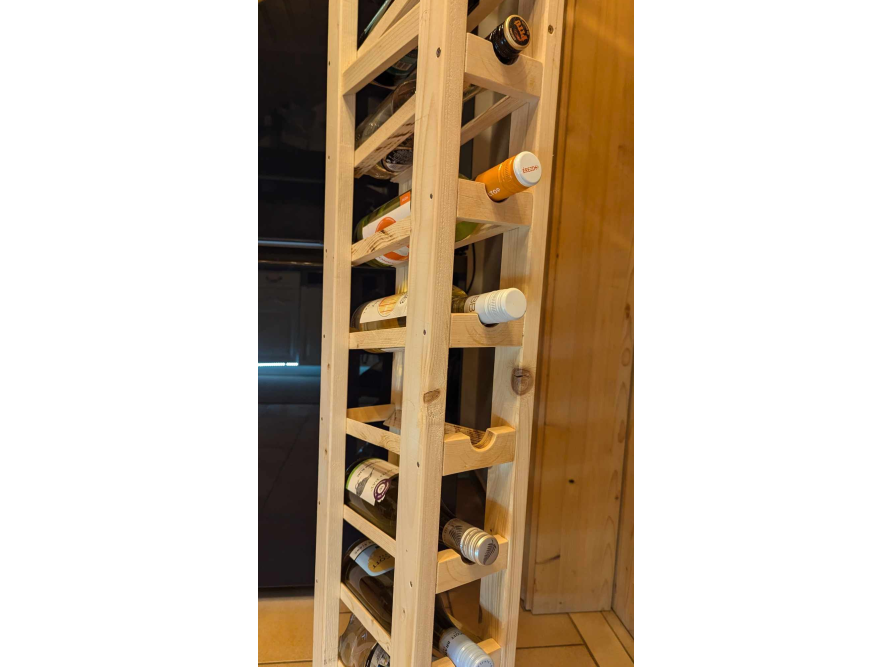 Holzregal mit Weinflaschen