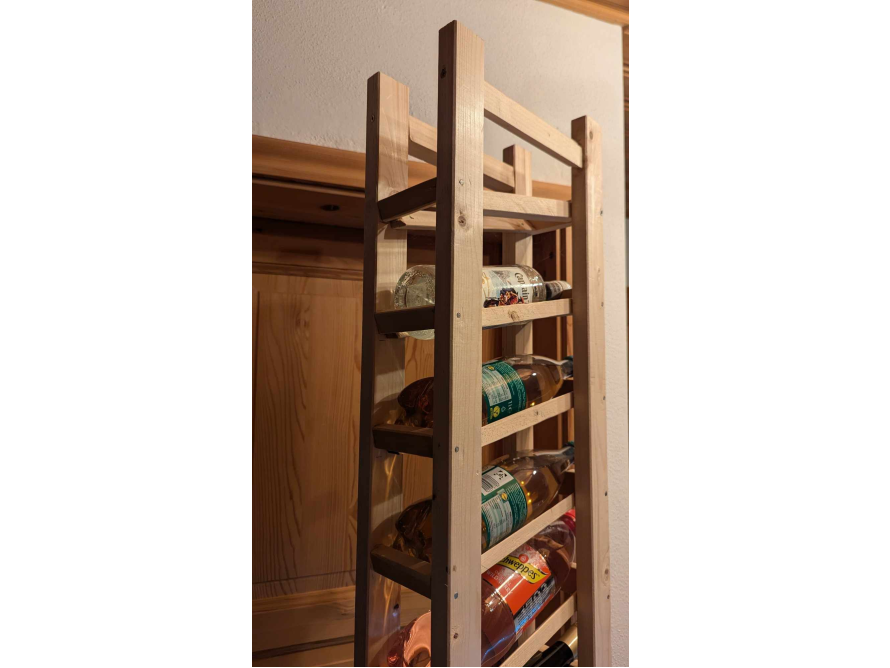 Ein hölzerner Getränkeregal mit Flaschen