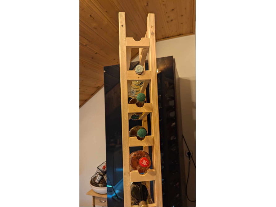 Hölzerner Flaschenhalter mit Flaschen