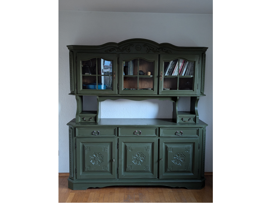 Grüner Vitrinenschrank mit Glastüren