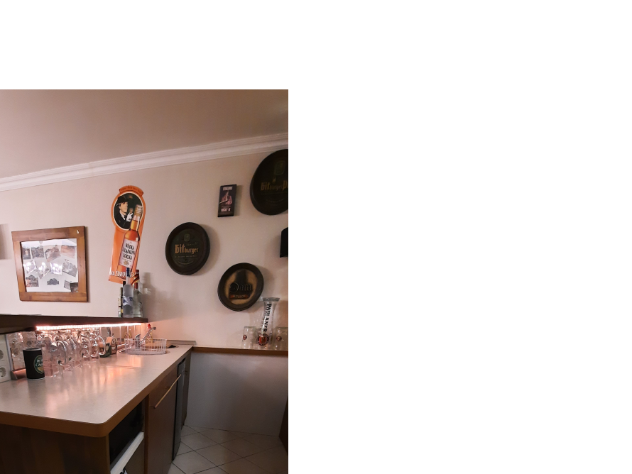 Heimbar mit Getränken und Gläsern