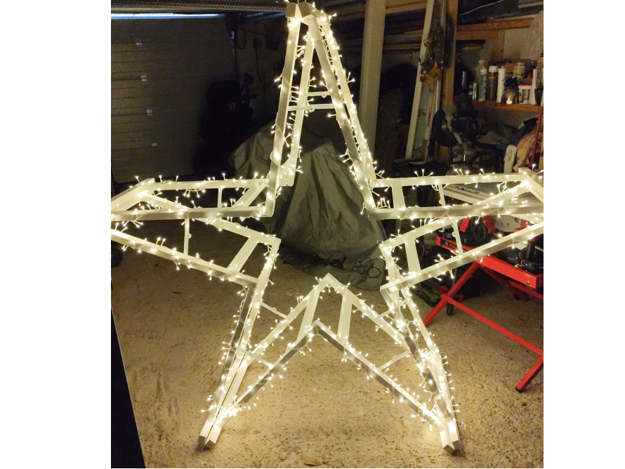 Weihnachtsstern aus Holzlatten mit Lichterkette