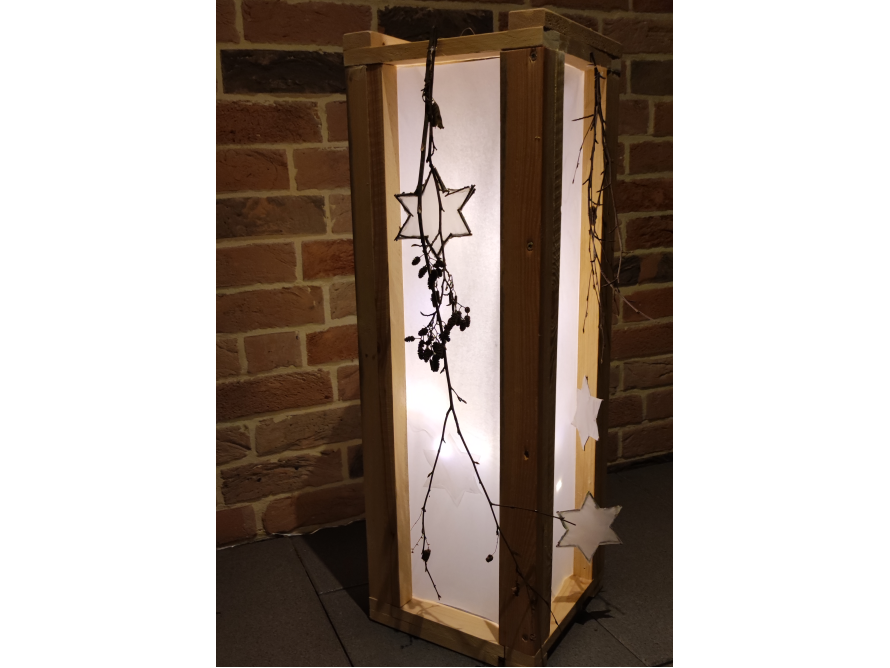 Holzlaterne mit Beleuchtung