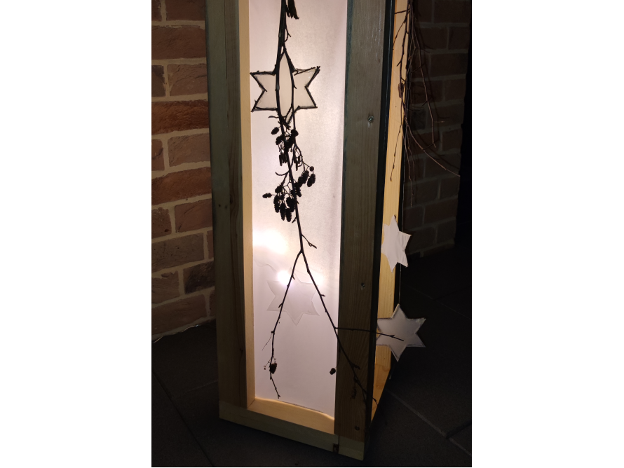 Holzlaterne mit Sternendekoration